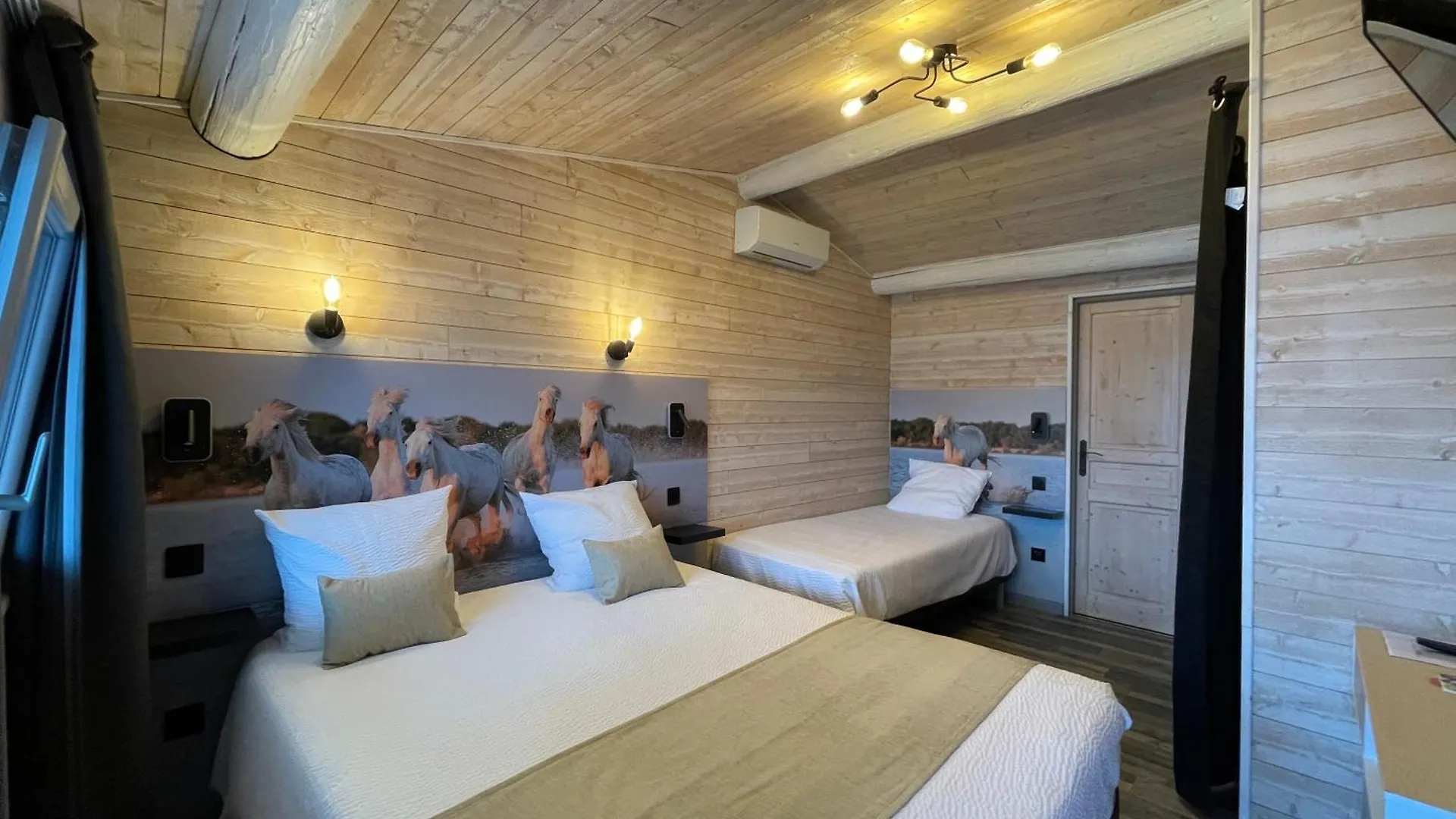 Hotel Mas Des Lys Saintes-Maries-de-la-Mer 3*,